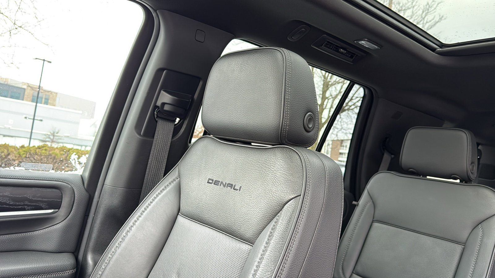 Used 2021 GMC Yukon Denali w/ Denali Premium Package image 23