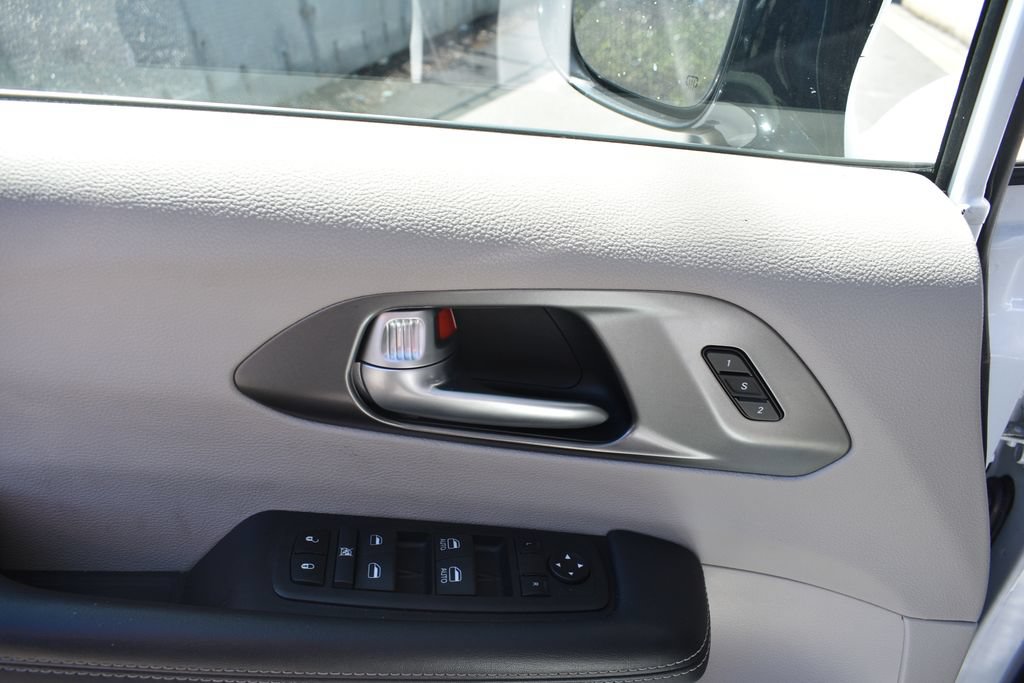 Used 2024 Chrysler Pacifica Limited FWD image 10