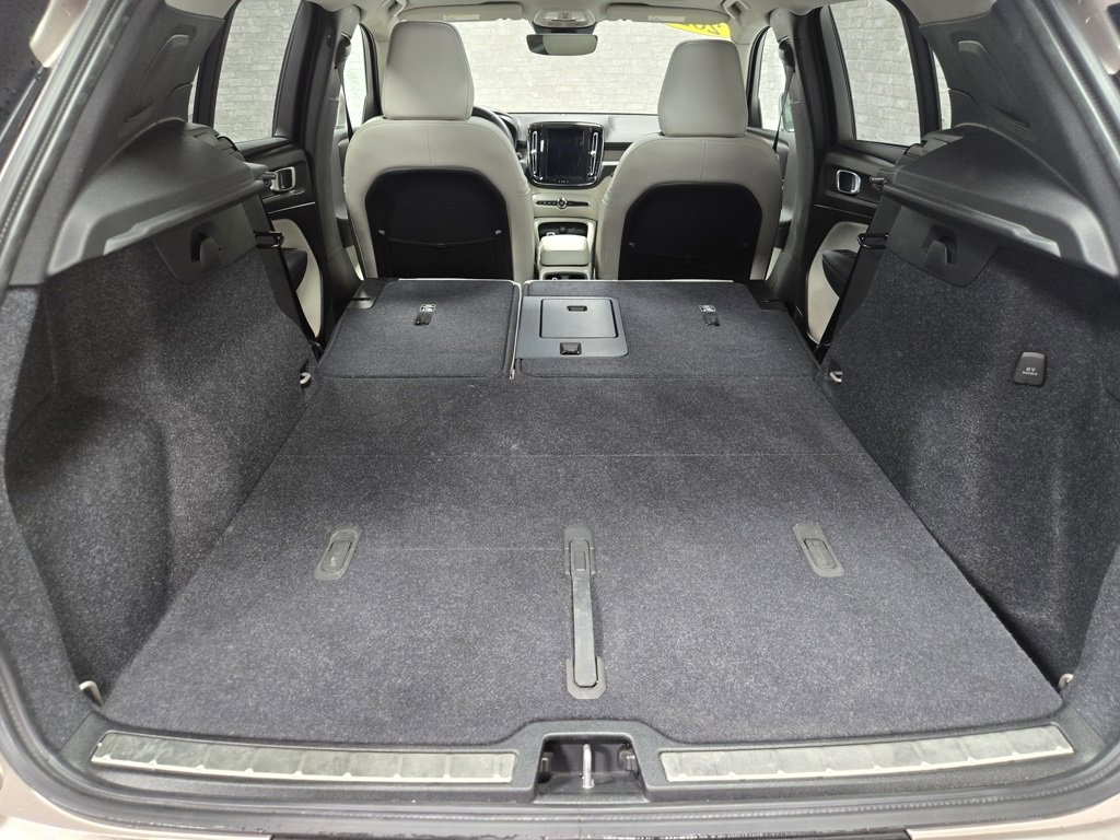 Used 2024 Volvo XC40 B5 Plus image 44