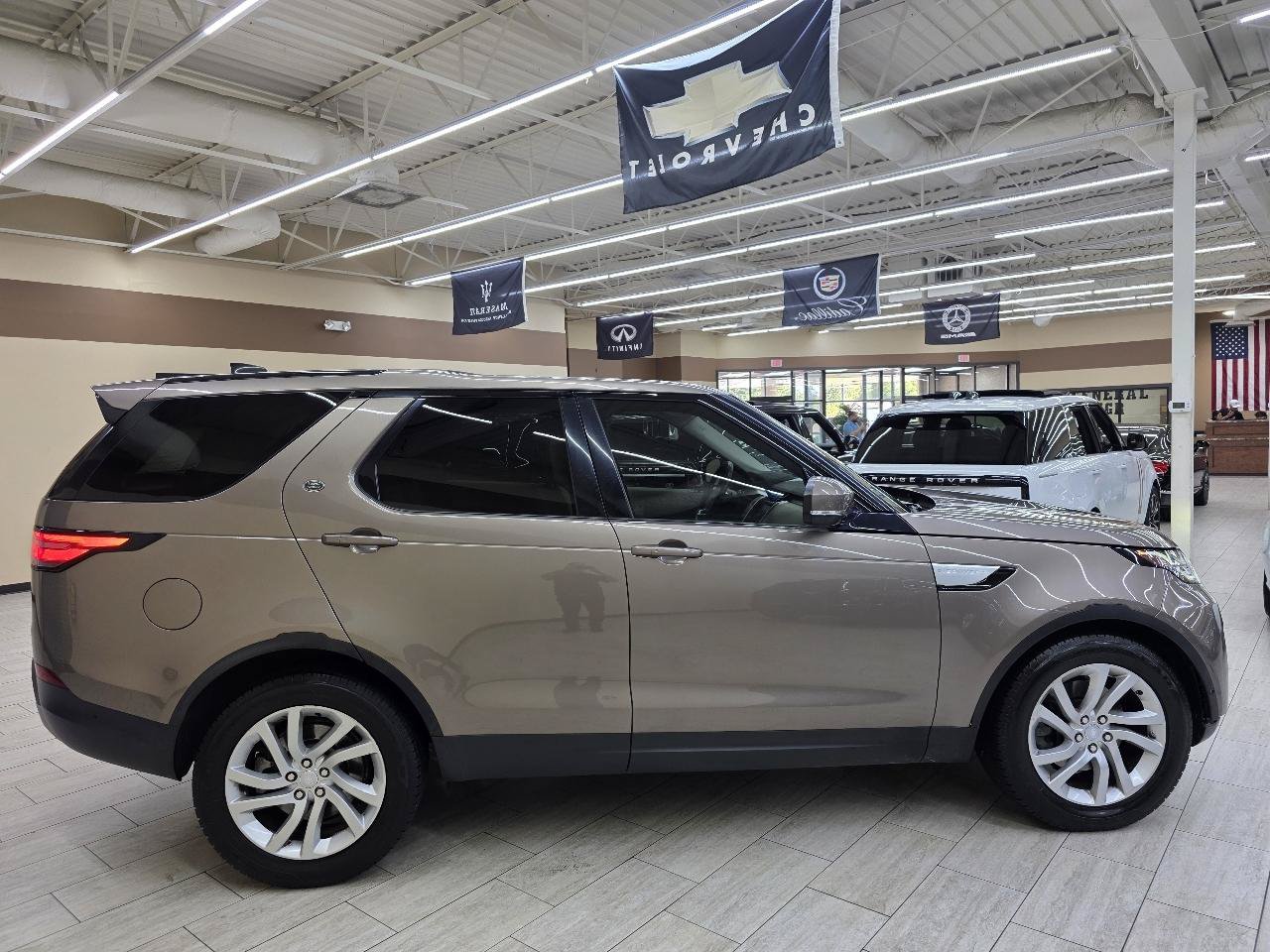 Used 2017 Land Rover Discovery HSE AWD/4WD image 5