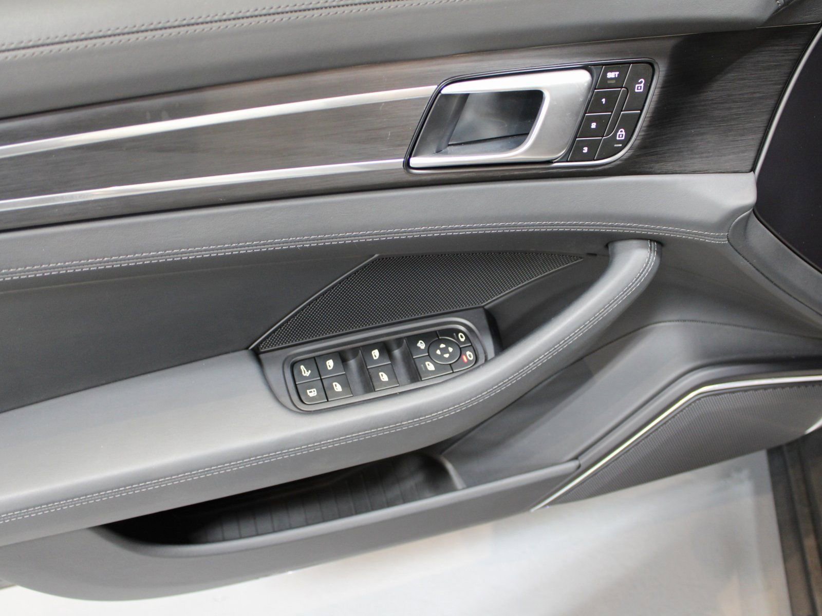 Certified 2023 Porsche Panamera 4 w/ Premium Package image 27