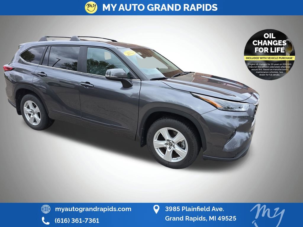 Used 2023 Toyota Highlander LE AWD/4WD image 1