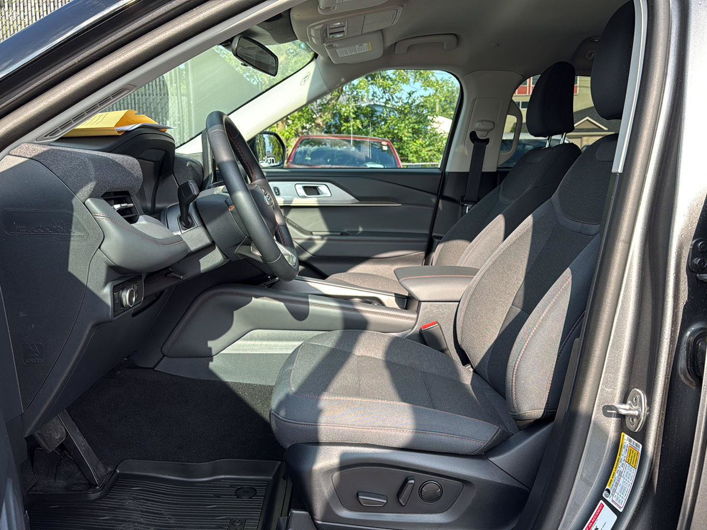 Used 2025 Ford Explorer Active AWD/4WD image 9