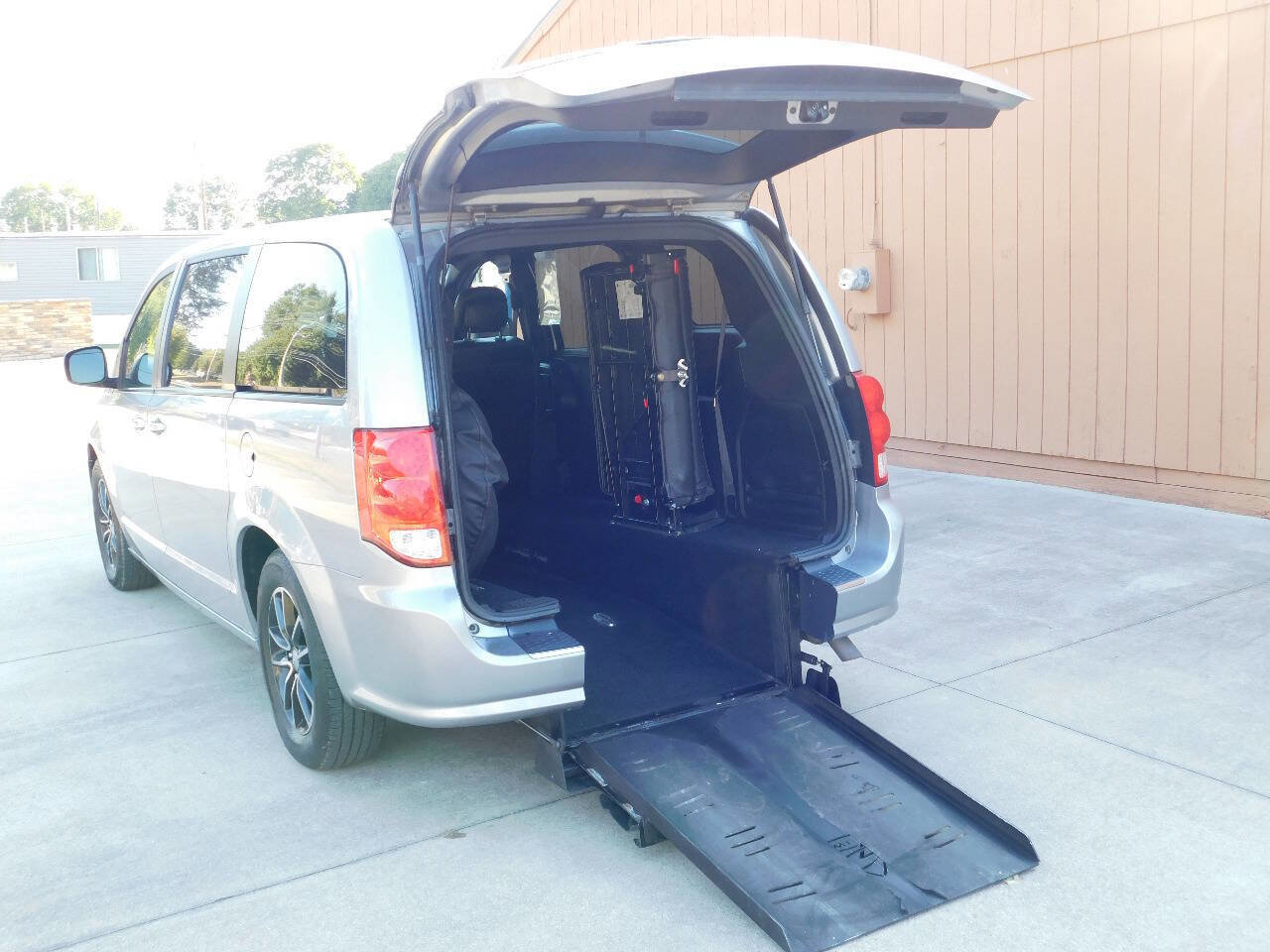 Used 2018 Dodge Grand Caravan GT image 3