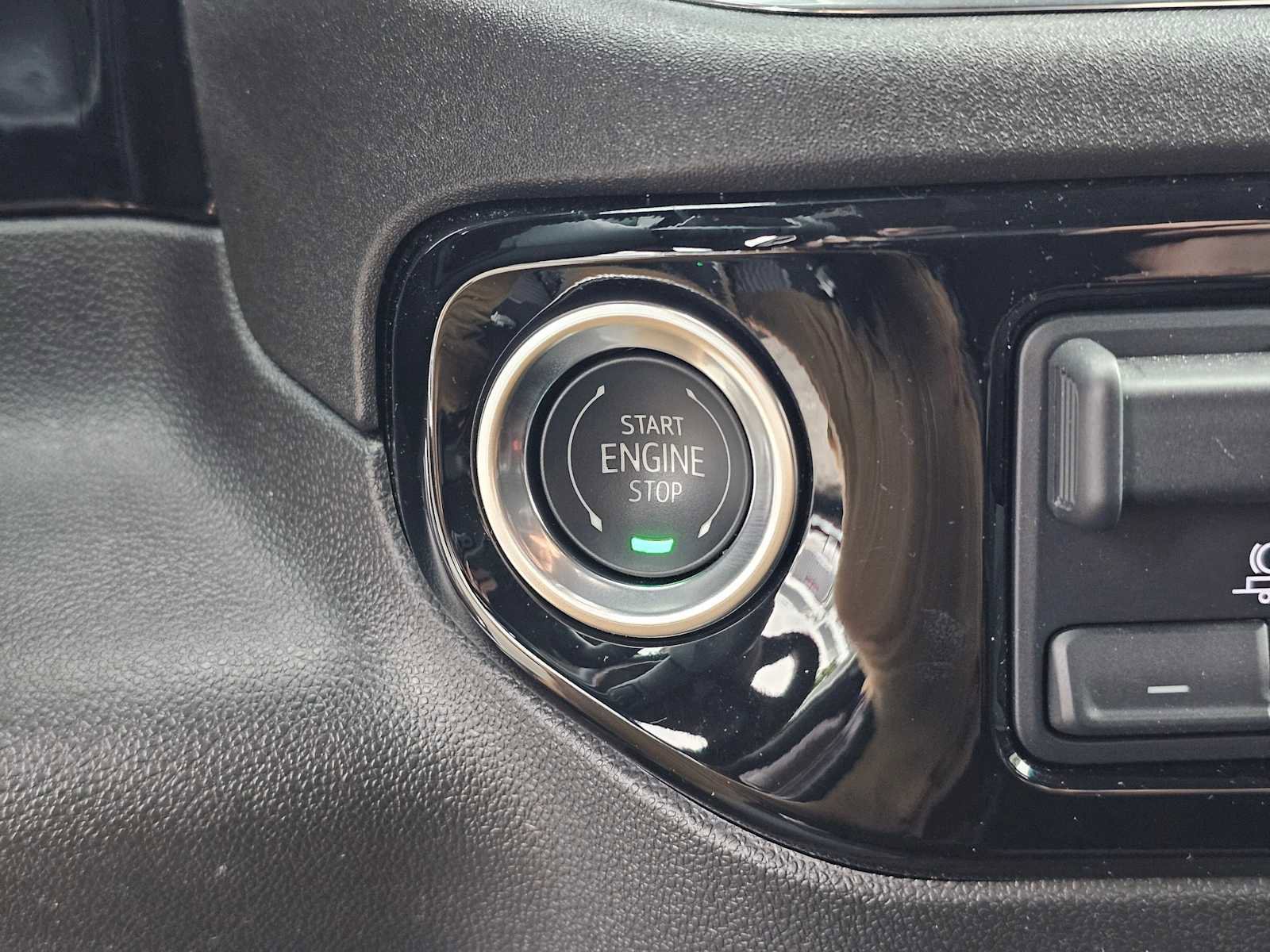 Used 2025 Chevrolet Silverado 1500 LT w/ Convenience Package II image 29