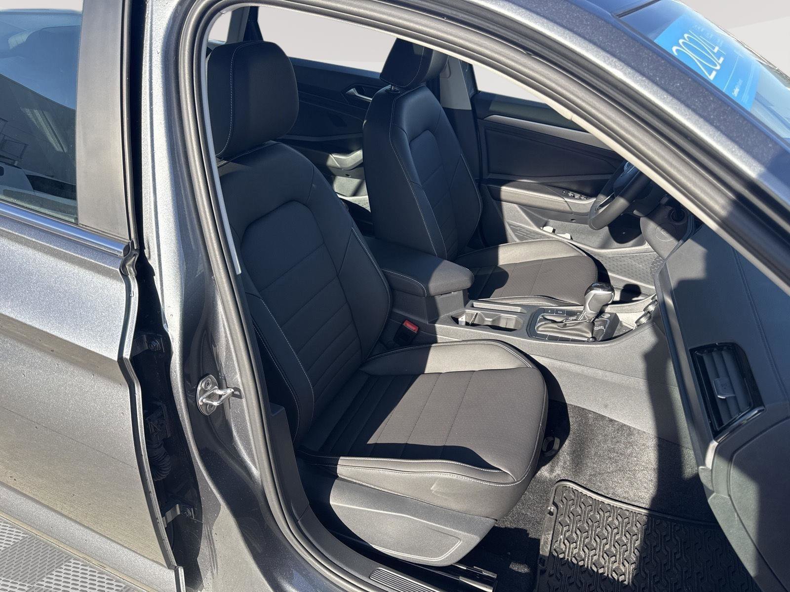 Used 2024 Volkswagen Jetta SE w/ Panoramic Sunroof Package image 13