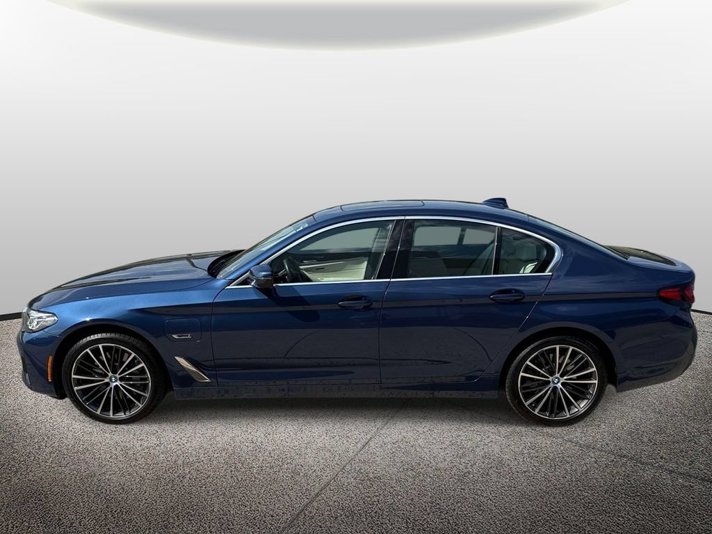 Used 2022 BMW 530e xDrive w/ Premium Package AWD/4WD image 3