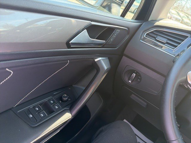 Used 2022 Volkswagen Tiguan SE image 21