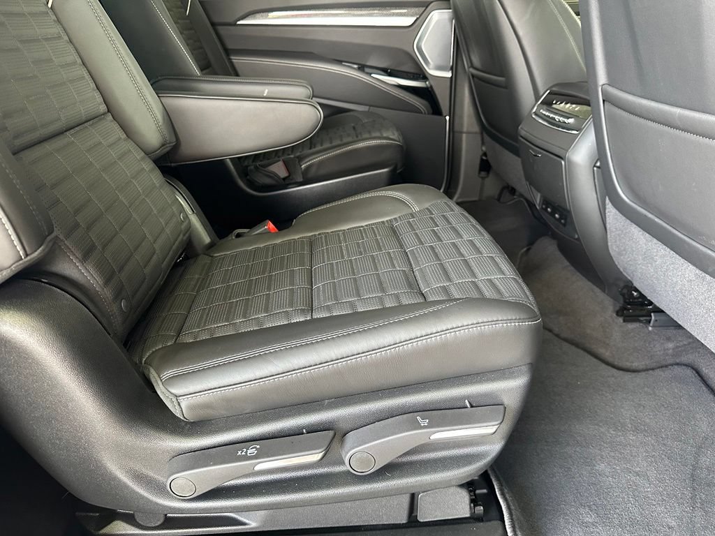 Used 2026 Cadillac Escalade ESV V w/ LPO, ONYX Package AWD/4WD image 35