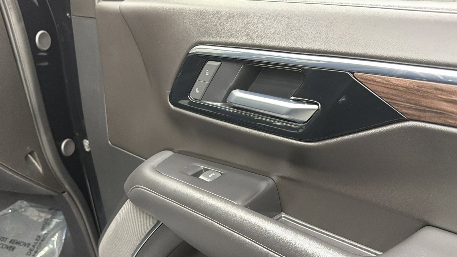 Used 2025 Chevrolet Tahoe Z71 w/ Comfort Package image 36