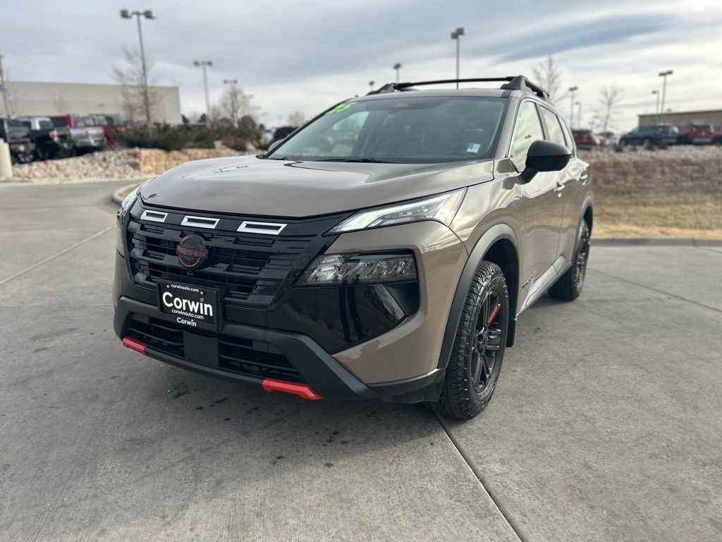 Used 2025 Nissan Rogue SV image 3