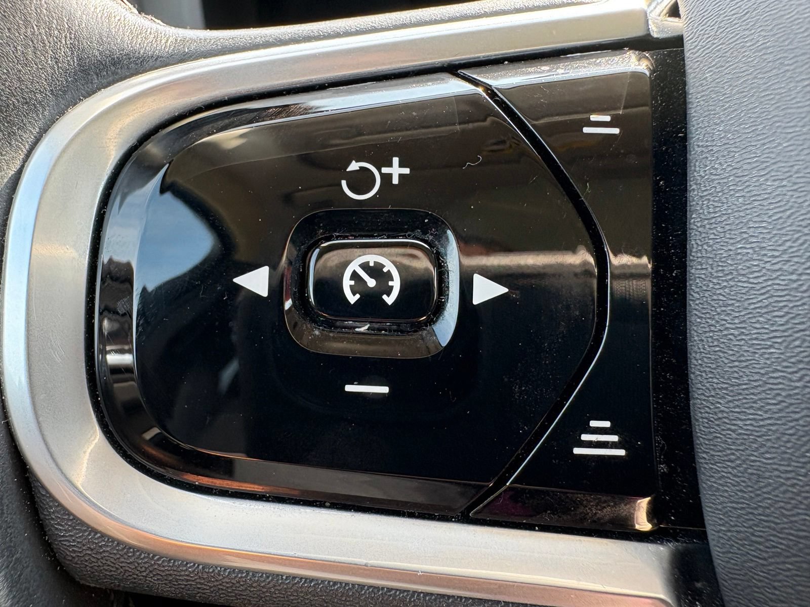 Used 2018 Volvo XC60 T6 Inscription w/ Luxury Seat Package AWD/4WD image 15