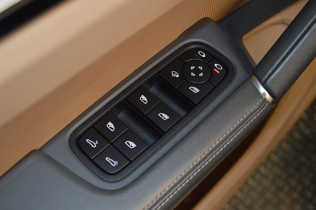 Certified 2023 Porsche Cayenne Platinum Edition image 18