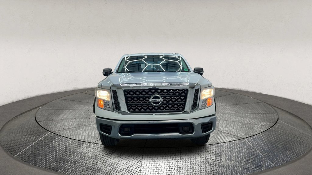 Used 2018 Nissan Titan SV image 2