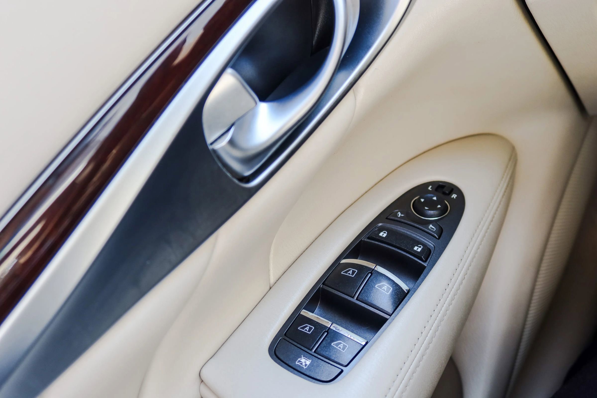 Used 2015 INFINITI Q70 3.7 image 11