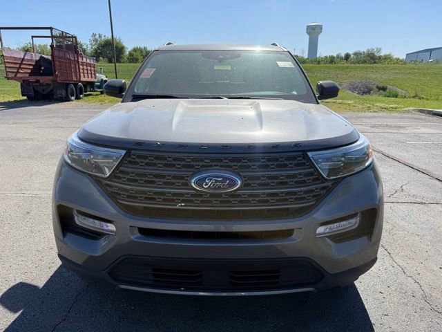 Used 2024 Ford Explorer XLT w/ Equipment Group 202A AWD/4WD image 2