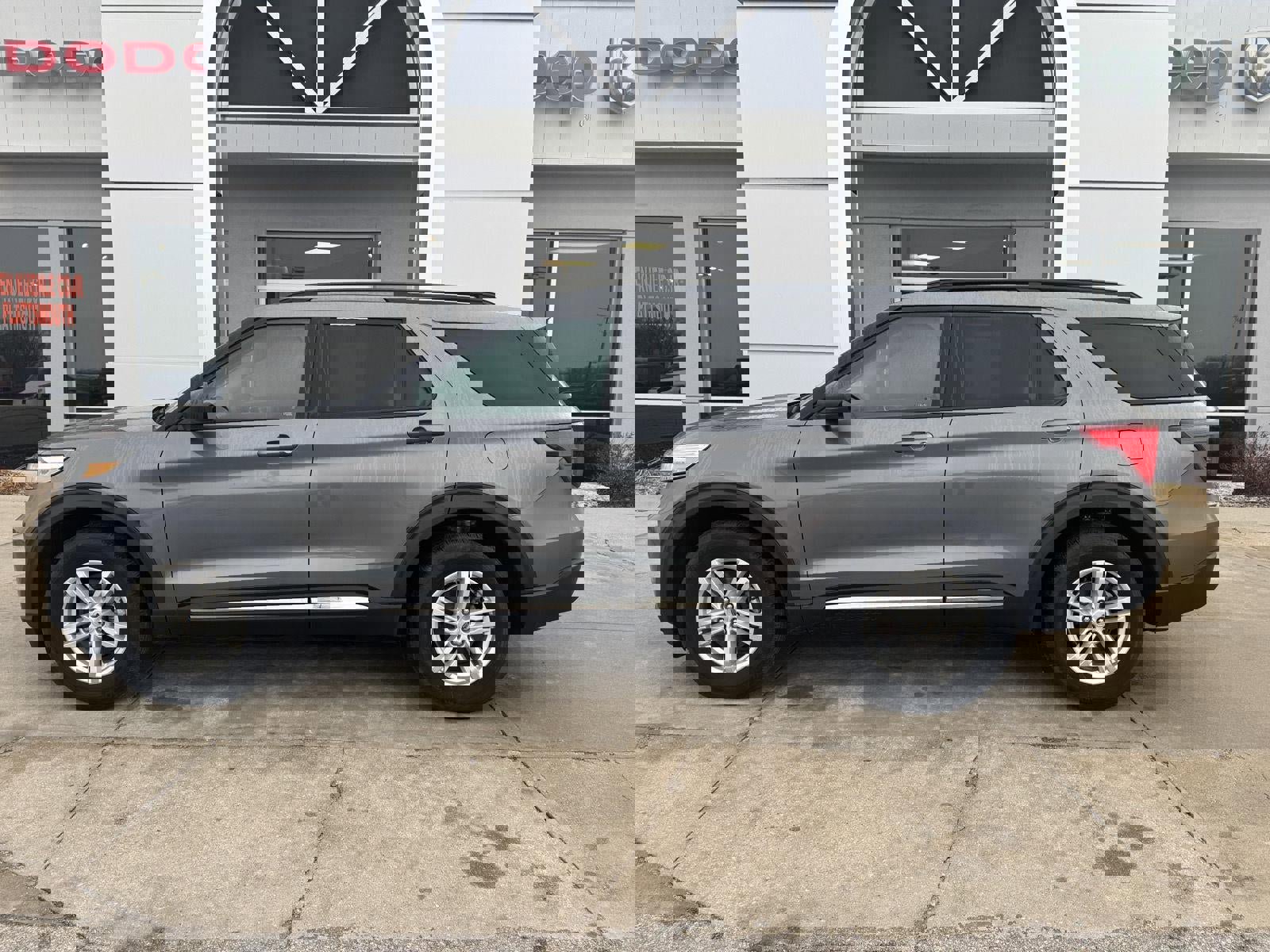 Used 2022 Ford Explorer XLT w/ Class IV Trailer Tow Package image 1