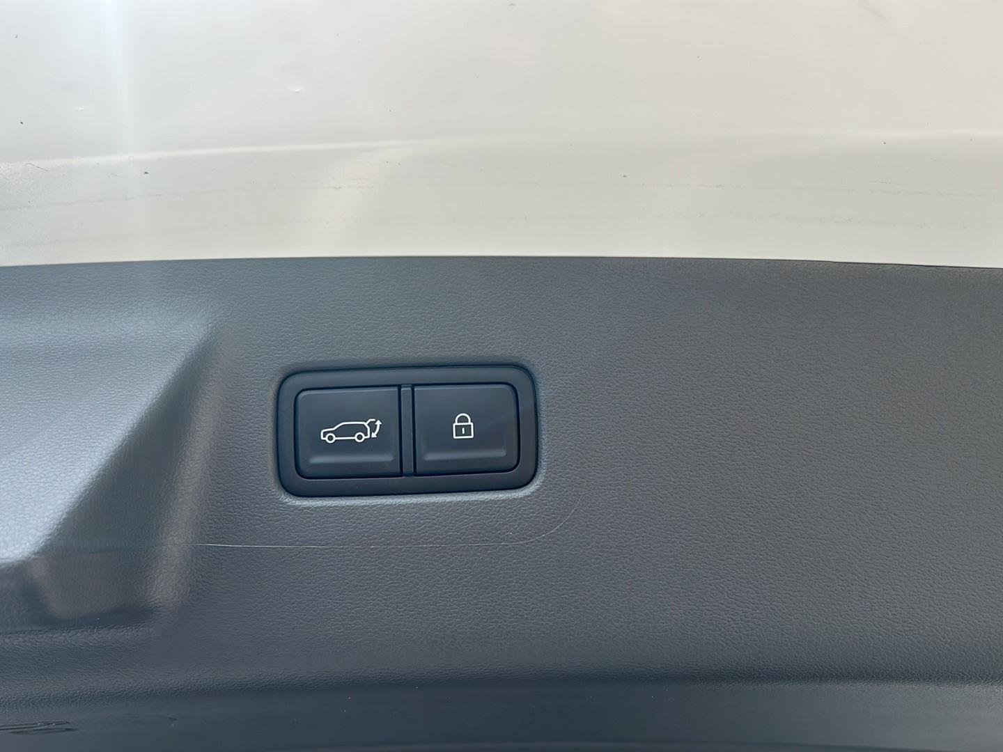 Certified 2025 Hyundai Santa Fe Limited AWD/4WD image 9