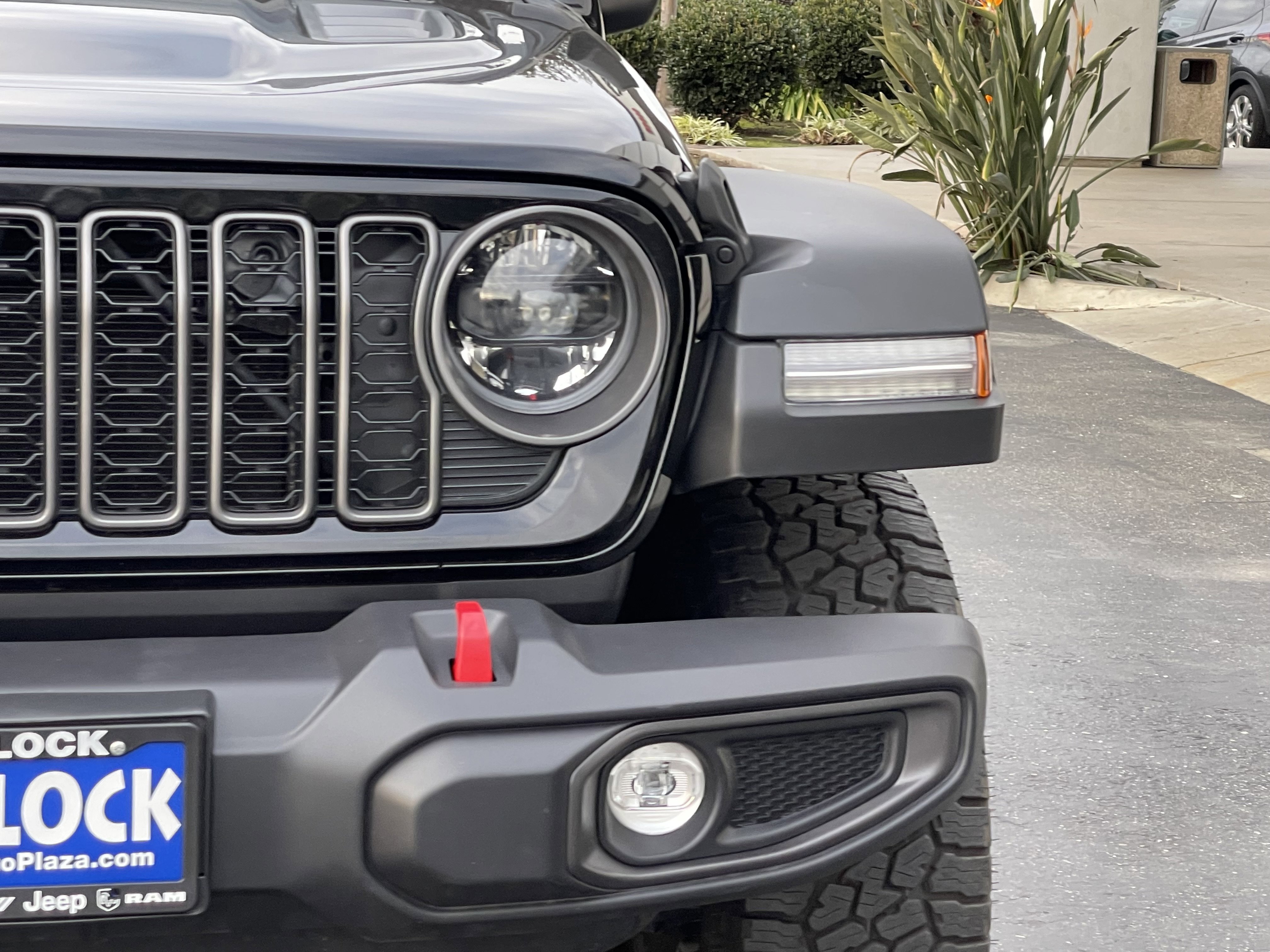 Used 2025 Jeep Wrangler Unlimited Rubicon AWD/4WD image 4