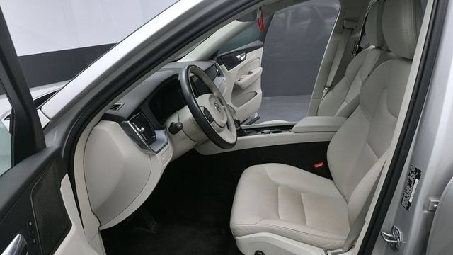 Used 2019 Volvo XC60 T6 Momentum w/ Multimedia Package AWD/4WD image 11