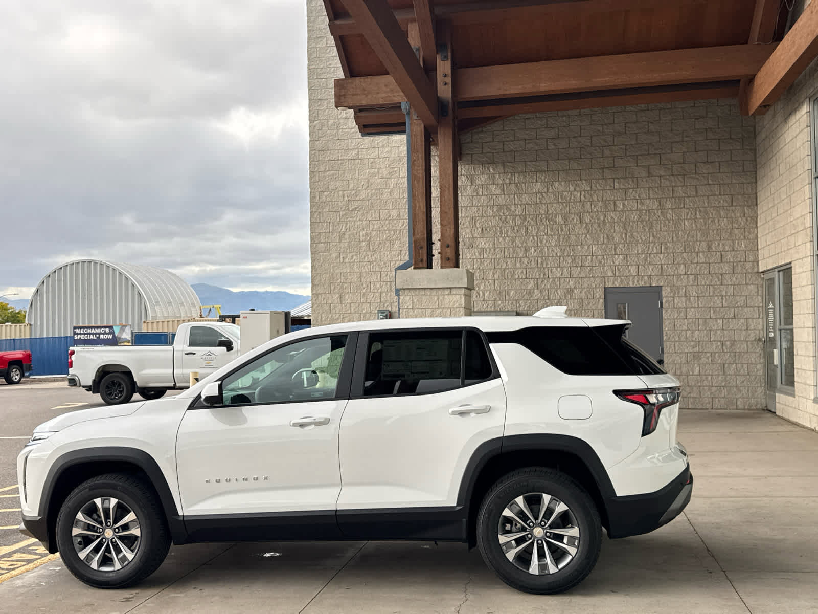 New 2026 Chevrolet Equinox LT w/ Convenience Package II image 2