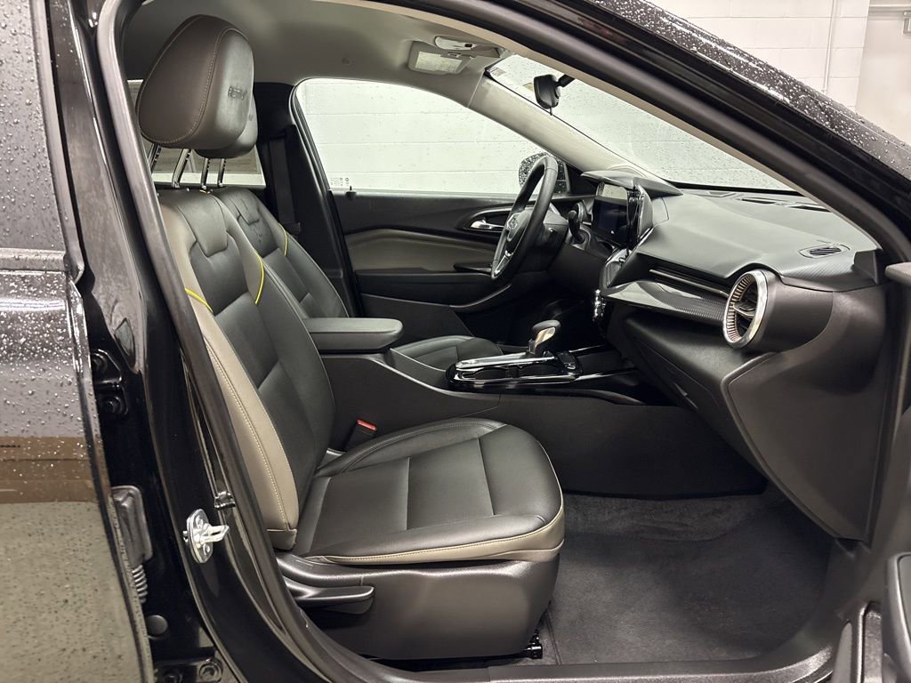 Used 2025 Chevrolet Trax ACTIV w/ Driver Confidence Package FWD image 32