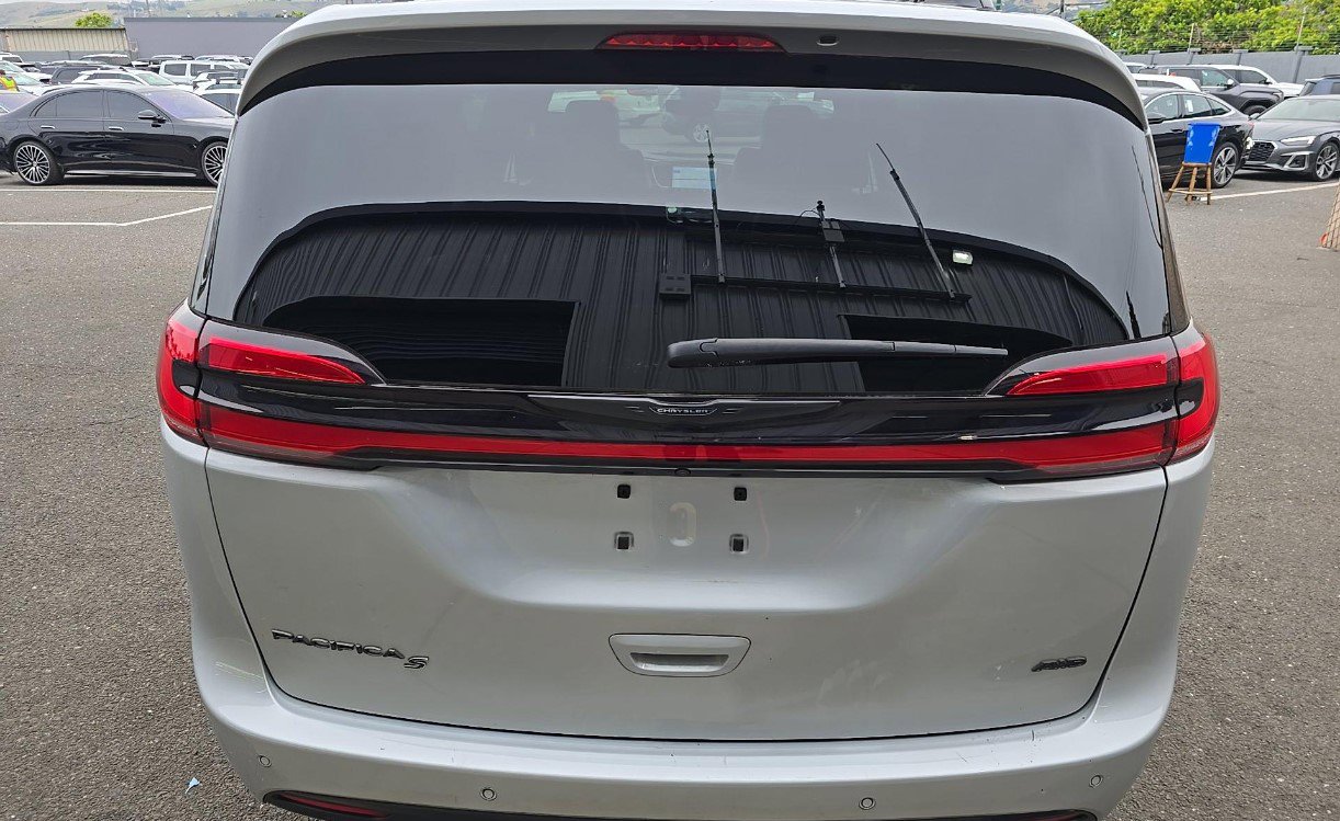 Used 2023 Chrysler Pacifica Touring-L w/ S Appearance Package AWD/4WD image 5