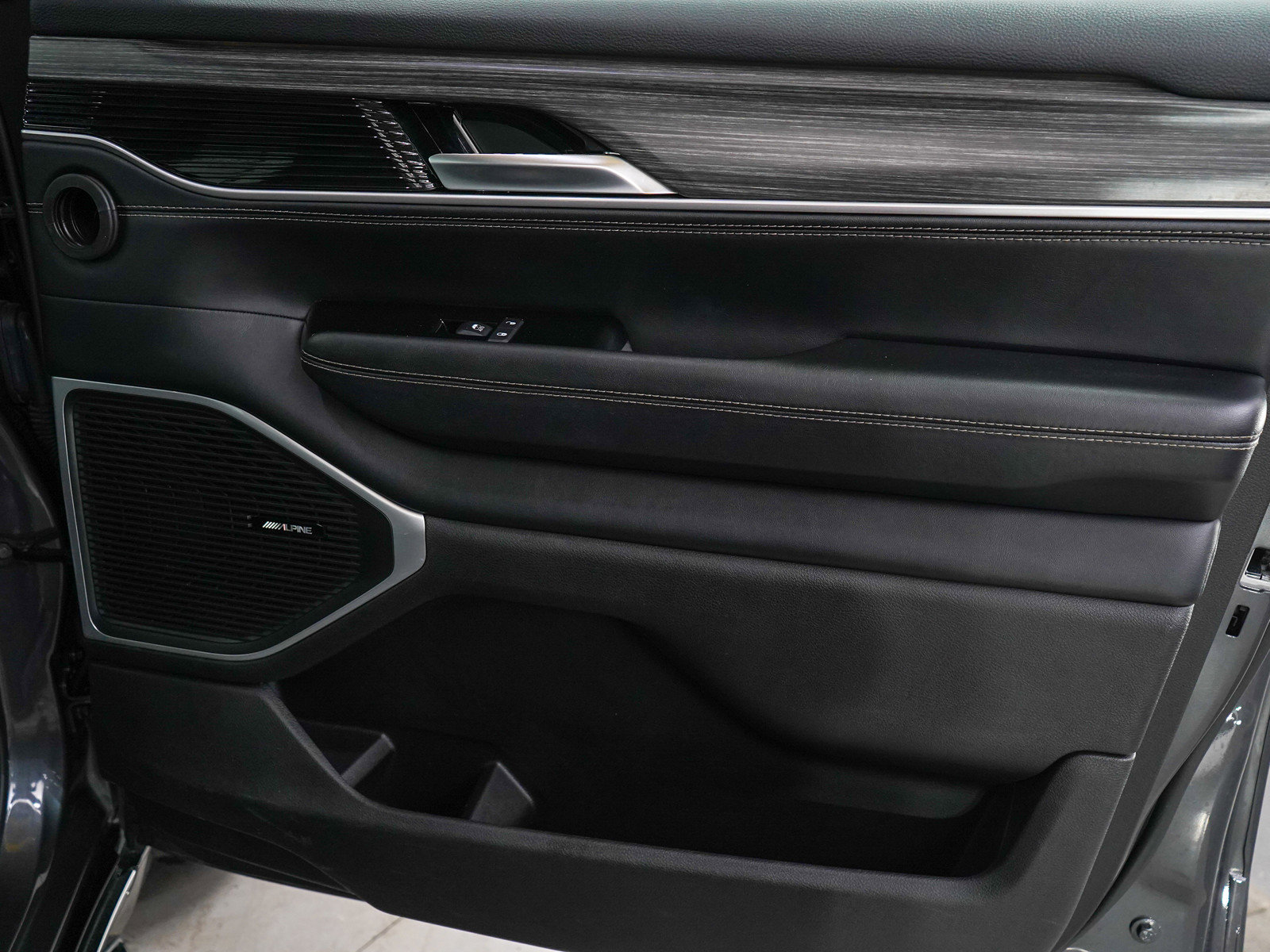 Used 2024 Jeep Wagoneer L Series II w/ Flexible Seating Group image 10