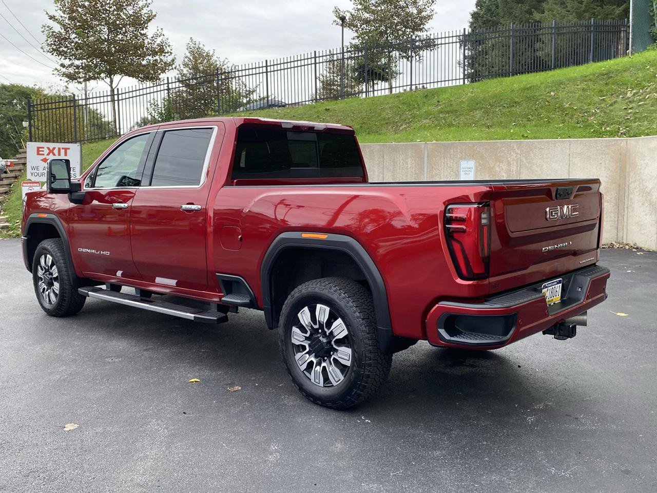 Used 2024 GMC Sierra 2500 Denali w/ Denali Reserve Package AWD/4WD image 2