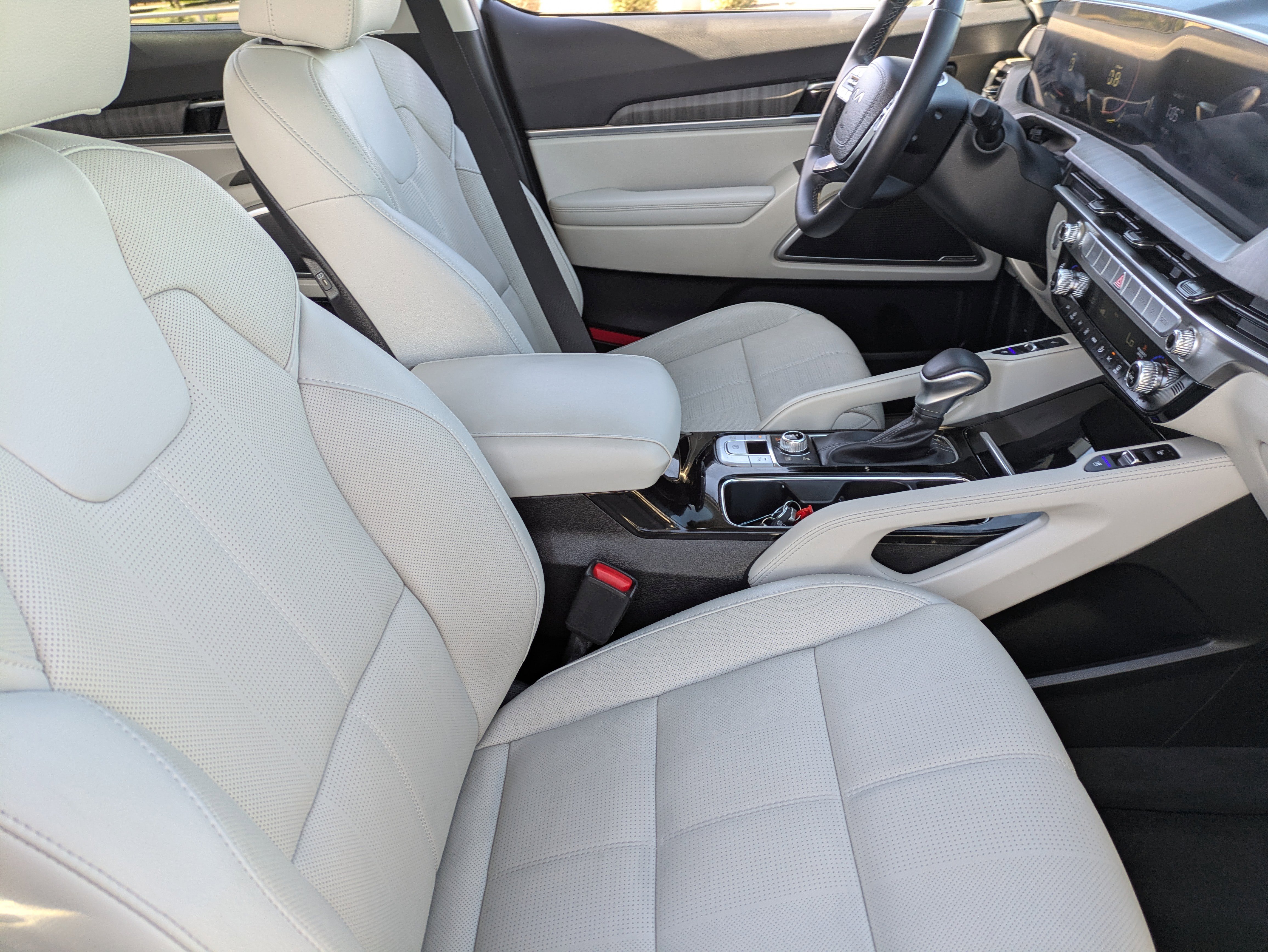 Used 2024 Kia Telluride EX w/ EX Captain's Chair Package image 12