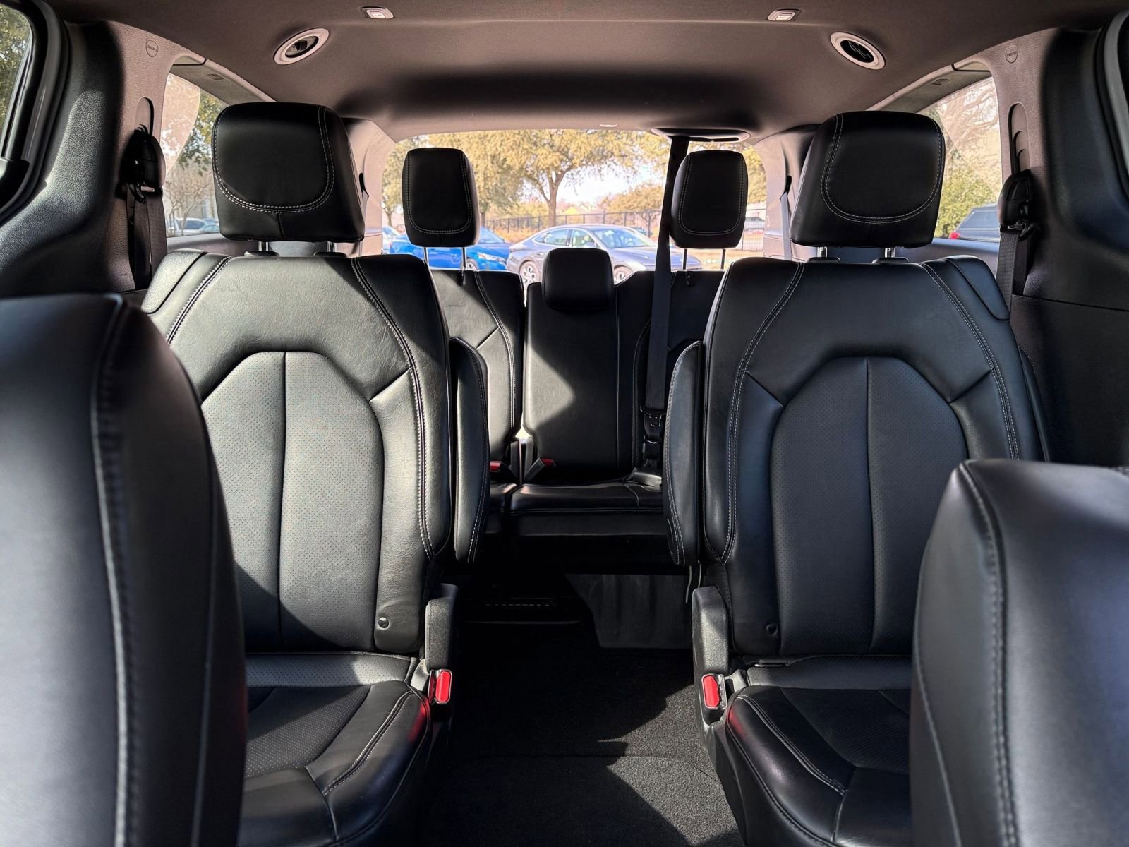 Used 2025 Chrysler Pacifica Select image 40