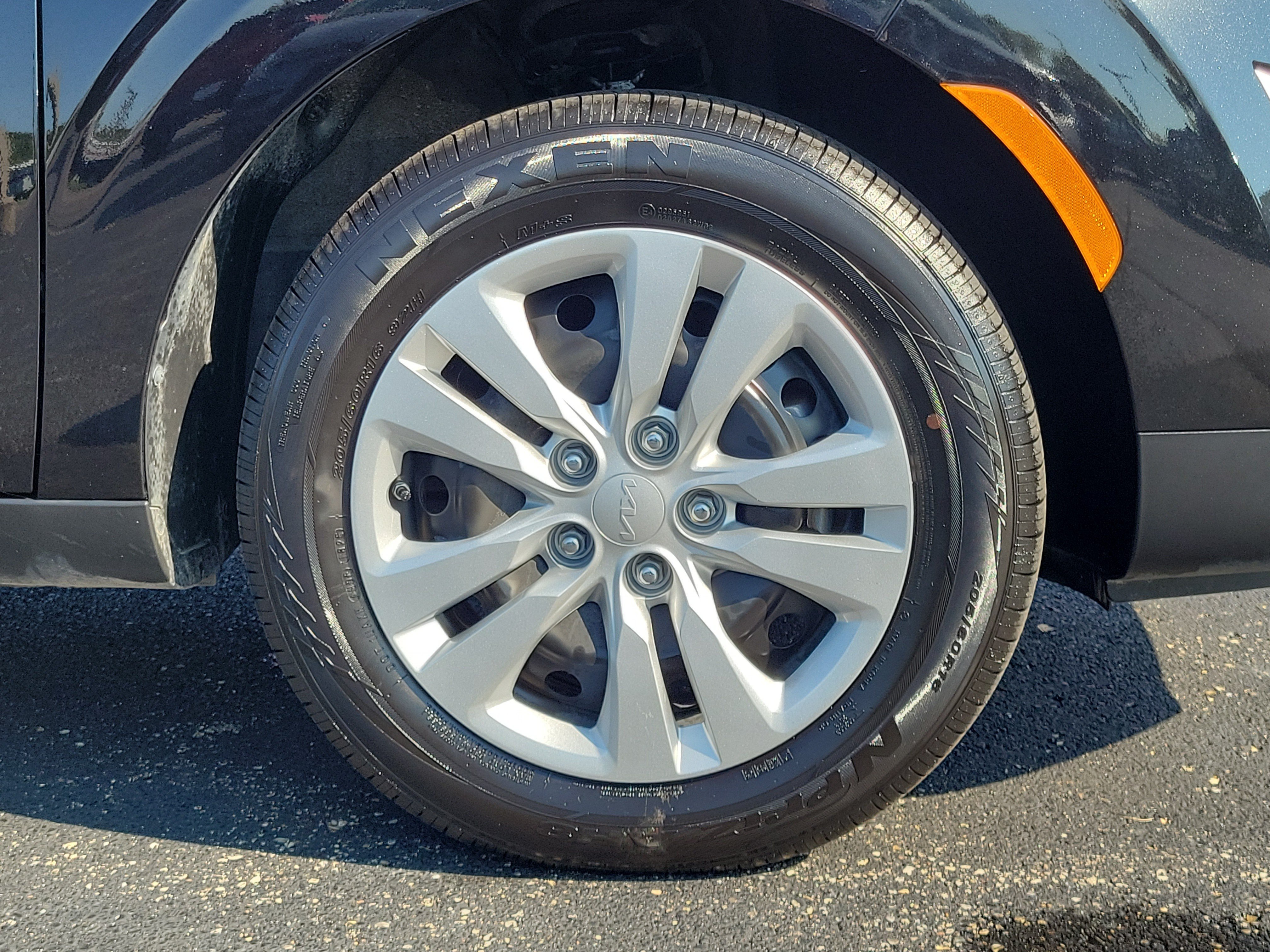 Used 2025 Kia Soul LX FWD image 5