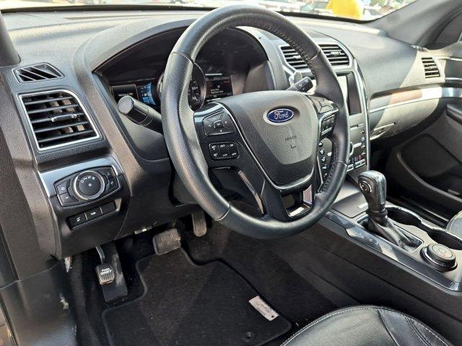 Used 2019 Ford Explorer Limited w/ Class III Trailer Tow Package AWD/4WD image 10