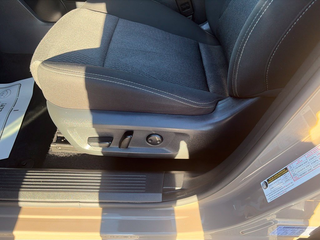 Used 2025 Nissan Rogue SV AWD/4WD image 16
