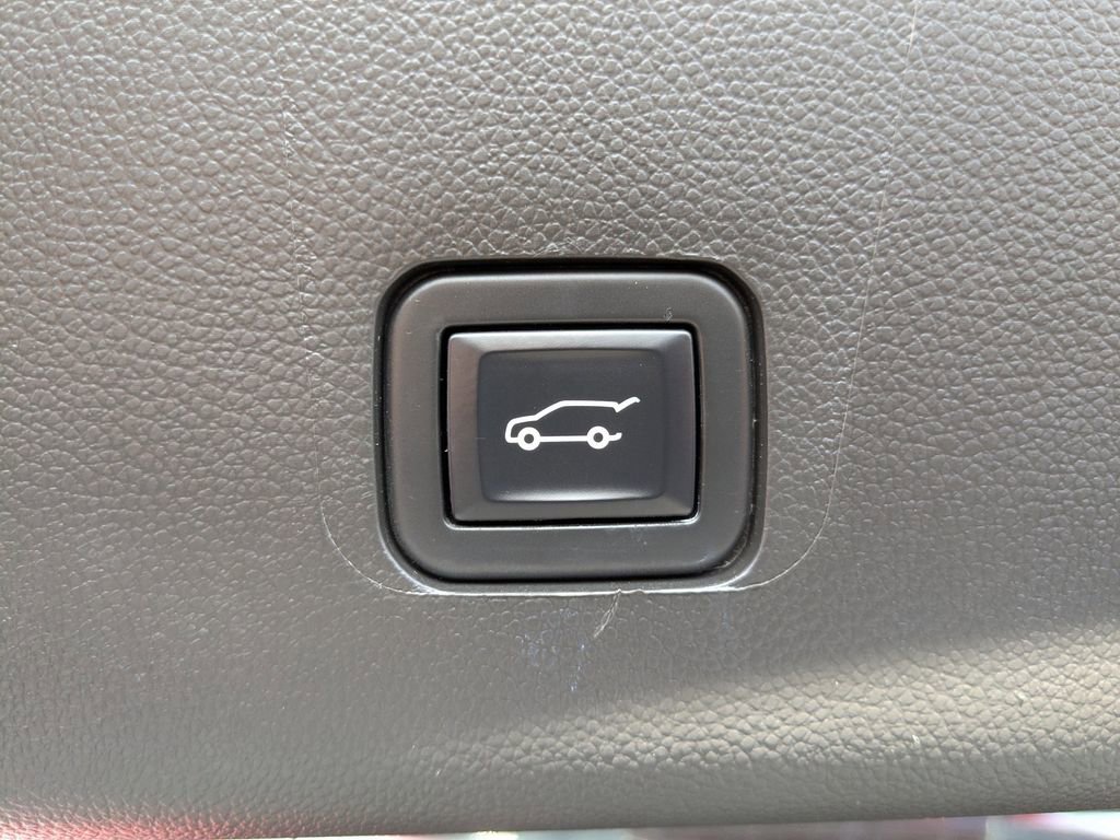 Used 2023 Chevrolet Traverse LT image 14