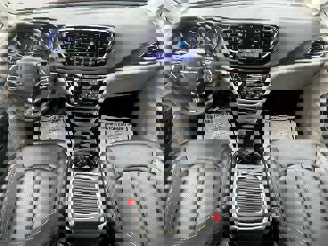 Used 2024 Chrysler Pacifica Touring-L image 10