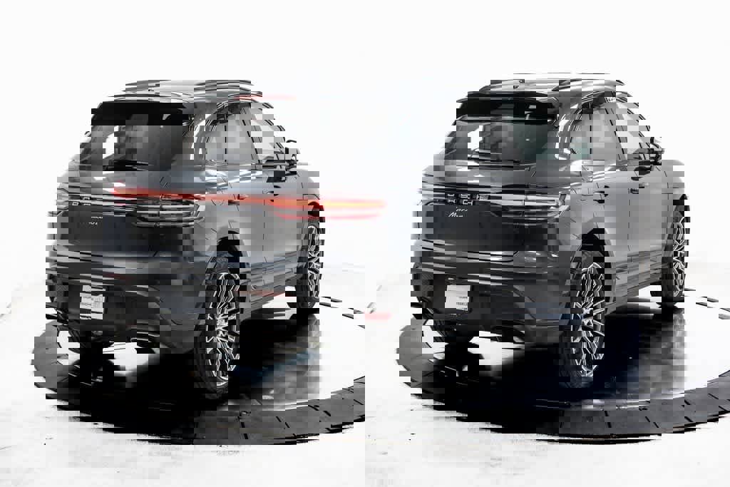 Certified 2025 Porsche Macan image 7