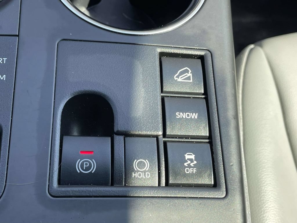 Used 2024 Toyota Highlander XLE AWD/4WD image 37