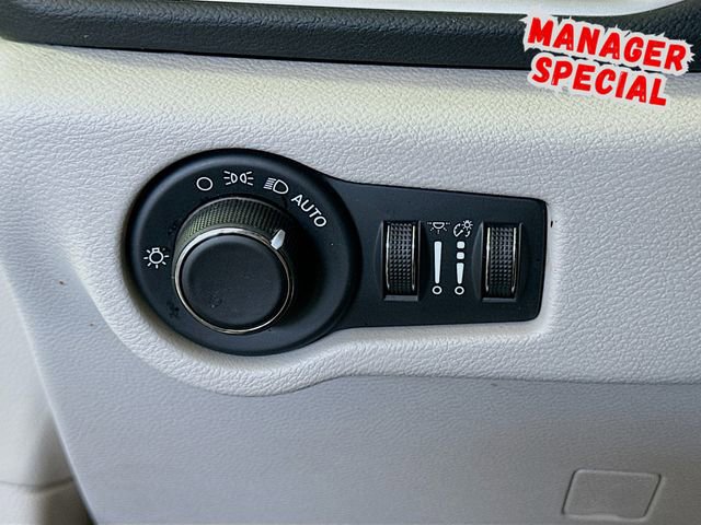 Used 2022 Chrysler Voyager LX FWD image 11