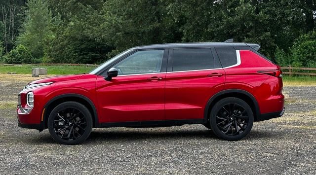 Used 2023 Mitsubishi Outlander AWD image 5