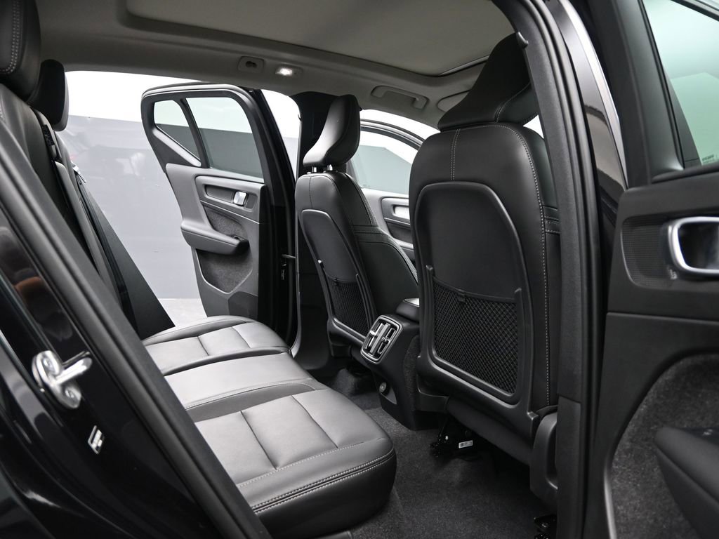 Used 2025 Volvo XC40 B5 Plus image 17