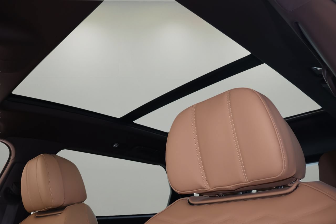 Used 2025 Bentley Bentayga Extended Wheelbase AWD/4WD image 30