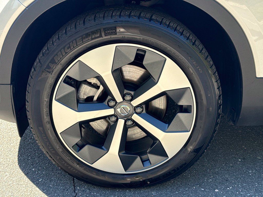 Used 2025 Volvo XC40 B5 Plus AWD/4WD image 15