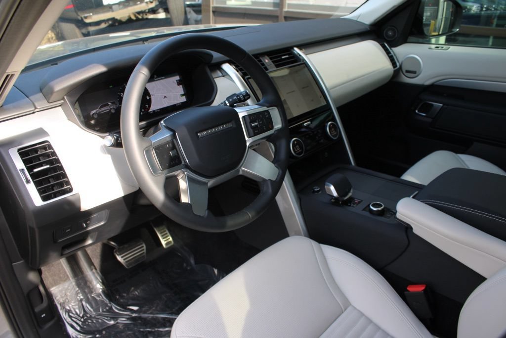 Certified 2025 Land Rover Discovery Dynamic SE AWD/4WD image 5