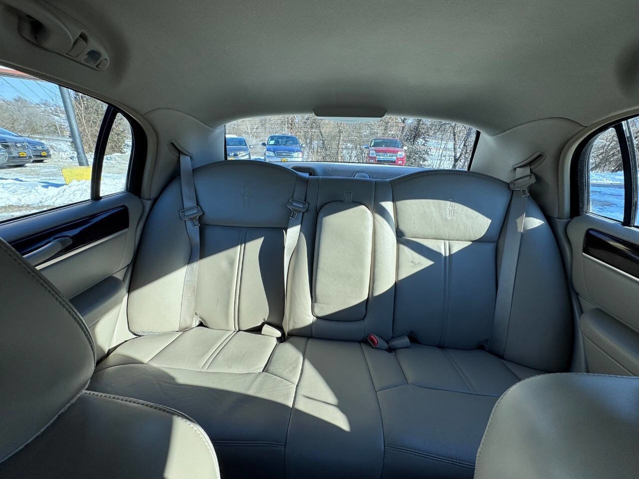 Used 2011 Lincoln Town Car Signature Limited image 23