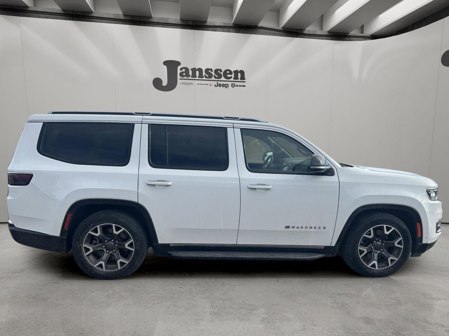 Used 2024 Jeep Wagoneer Series III AWD/4WD image 5