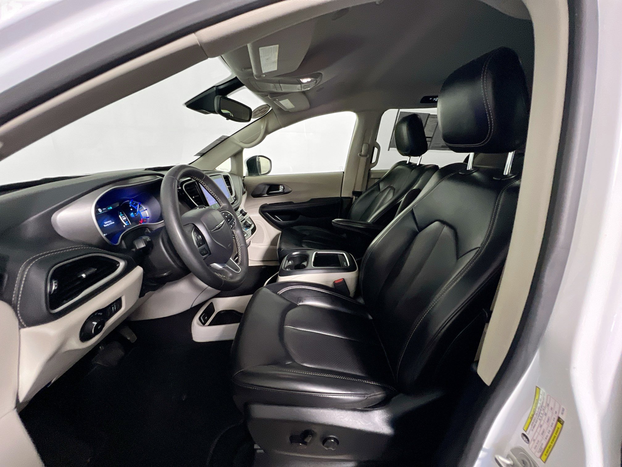 Used 2023 Chrysler Pacifica Touring-L FWD image 14
