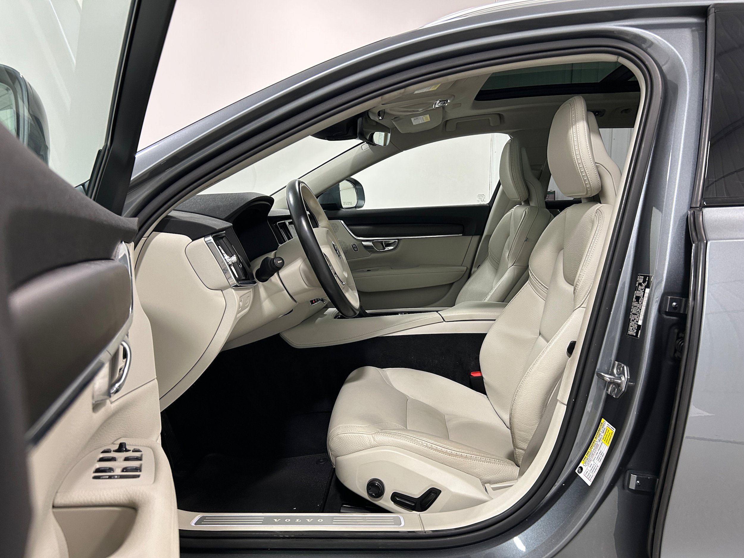 Used 2017 Volvo V90 T6 Cross Country AWD/4WD image 4