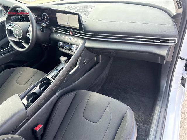 Used 2025 Hyundai Elantra SEL FWD image 12