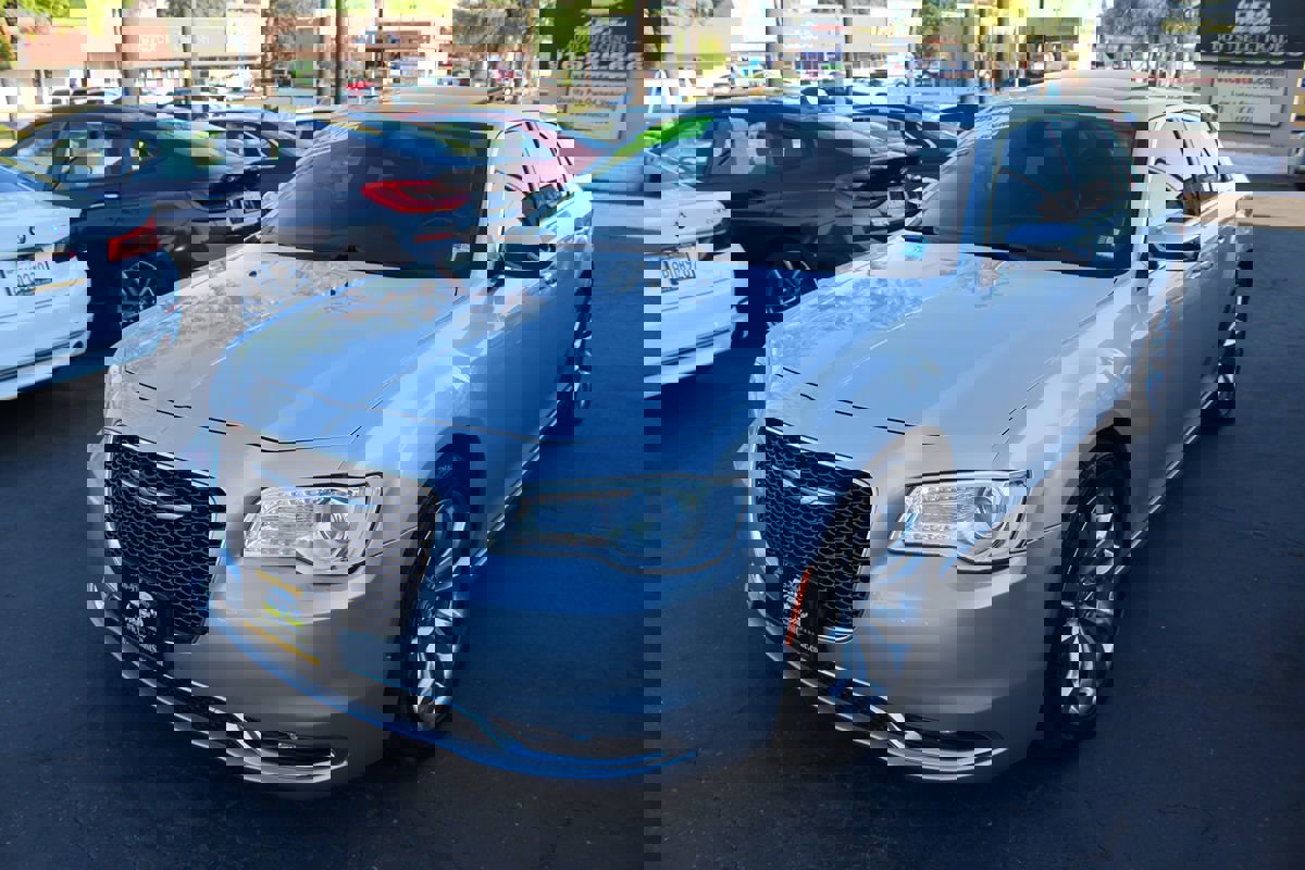 Used 2020 Chrysler 300 Limited image 4